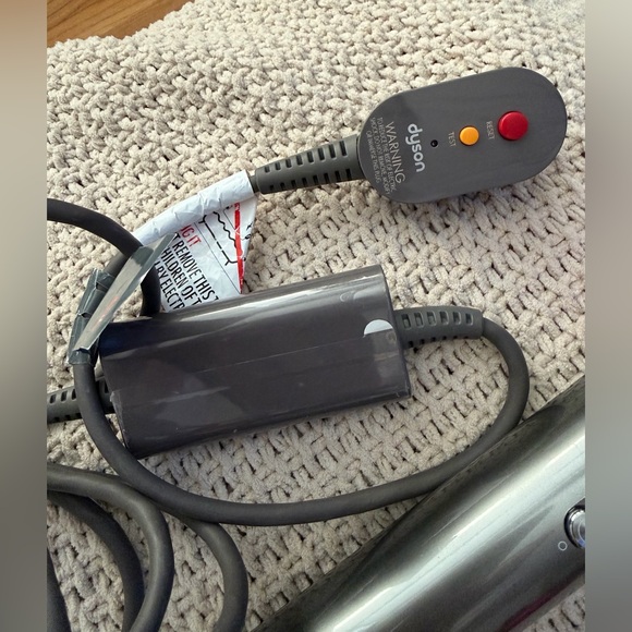 Dyson Airwrap complete styler/Full set w/case /multiple atachments/ gray-fuchsia - Picture 6 of 6